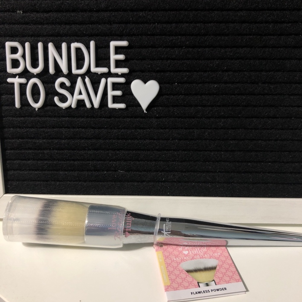 It cosmetics for Ulta love fully powder brush